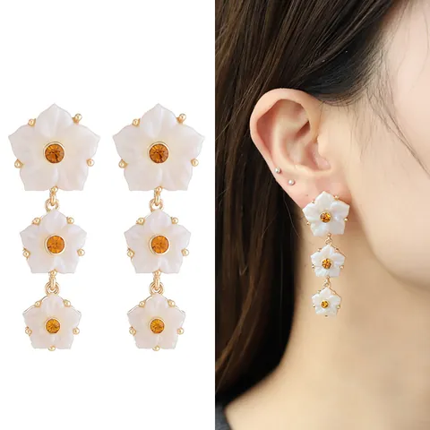 Boucles d'Oreilles Pendantes en Résine et Coquille Fleurs Sculptées Design Original avec Tige en Acier Cristal Perle pour Femme