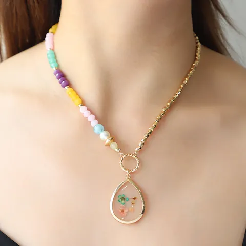 Collier Pendentif en Résine Transparente avec Fleurs Séchées Fait à la Main Alliage Plaqué Or Chaîne de Perles de Verre Colorées pour Femmes Bijoux d'Été