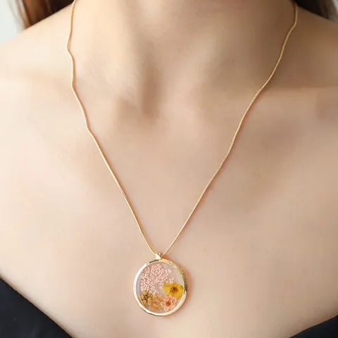 Collier Pendentif en Résine Transparente avec Fleurs Séchées Fait à la Main Alliage Plaqué Or Chaîne de Perles de Verre Colorées pour Femmes Bijoux d'Été