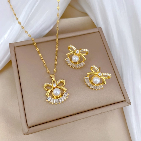 Collection De Bijoux Collier Et Boucles D'oreilles Nœud Künstliche Perle Avec Tige En Argent Zircon Acier Titane Plaqué Or Pour Femme