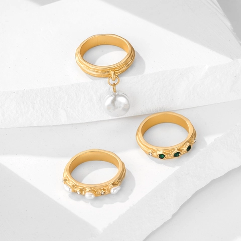 Vintage Goldfarbenes Künstliche Perlen-Set Mit Grünen Zirkonia-Ringen Gehämmerte Textur Geometrischer Stil Eleganter Fingerschmuck Für Damen