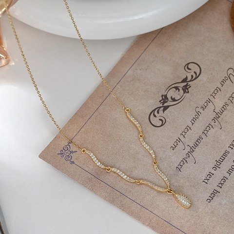 Collana con Pendente a Goccia d'Acqua in Rame Zirconia di Lusso Design a Onde Micro Pave Gioielli Placcati Oro Argento per Donna