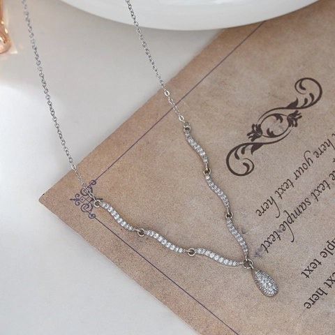 Collana con Pendente a Goccia d'Acqua in Rame Zirconia di Lusso Design a Onde Micro Pave Gioielli Placcati Oro Argento per Donna