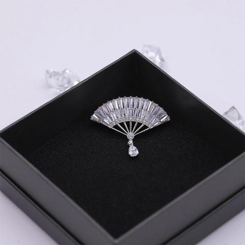 Elegante Spilla a Ventaglio in Rame con Zirconi Cubici Vintage Stile Cinese Perno Argento Ciondolo a Goccia Spille per Matrimonio Banchetto Gioielli Donna