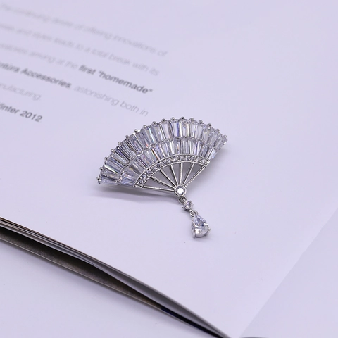 Elegante Spilla a Ventaglio in Rame con Zirconi Cubici Vintage Stile Cinese Perno Argento Ciondolo a Goccia Spille per Matrimonio Banchetto Gioielli Donna