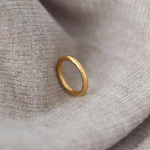 Anillo de Acero de Titanio Chapado en Oro de 18K Minimalista para Mujer Banda Lisa Sólida Pulido Mate Joyería Moda