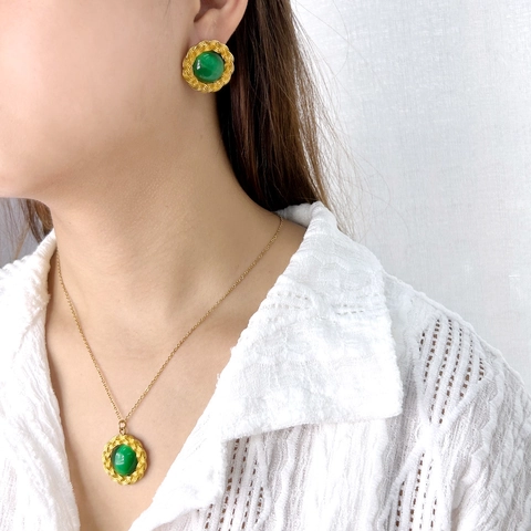 Vintage Stainless Steel Jewelry Set For Women Green Glass Stone Pendant Necklace Round Stud Earrings Woven Texture Design