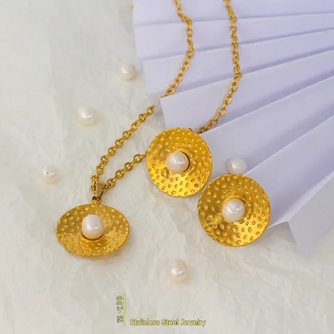 Set di Gioielli Vintage Francese in Acciaio Inossidabile Placcato Oro Martellato Tondo Perla Artificial Collana Orecchini Gioielli