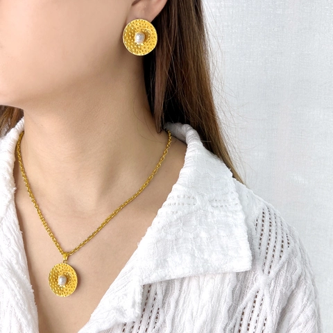 Set di Gioielli Vintage Francese in Acciaio Inossidabile Placcato Oro Martellato Tondo Perla Artificial Collana Orecchini Gioielli