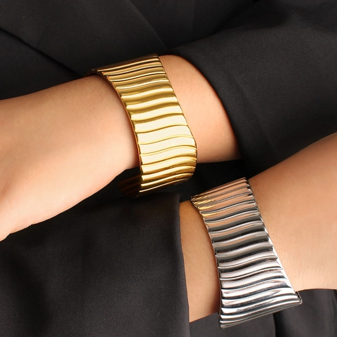Bracelet Manchette Large en Acier Inoxydable Moderne Texture Ondulée Nervurée Plaqué Or Argent Bijoux Élégants pour Femmes