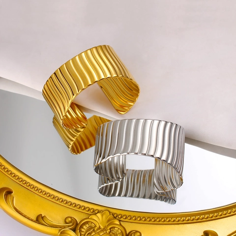 Bracelet Manchette Large en Acier Inoxydable Moderne Texture Ondulée Nervurée Plaqué Or Argent Bijoux Élégants pour Femmes