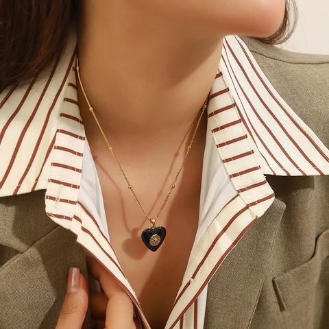 Collar de Acero Inoxidable Vintage para Mujer Chapado en Oro PVD Esmalte Negro Cruz Virgen María Corazón Hamsa Joyería