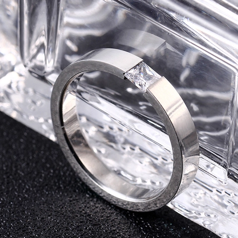 Anillo Minimalista de Acero Inoxidable Cepillado para Hombres Mujeres Zirconia Cuadrada Mate Antirrayas de Acero de Titanio