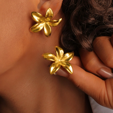 Hawaiian Style Stainless Steel Flower Stud Earrings 18K Gold Plated Hammered 3D Petal Earrings For Women Fashion Jewelry