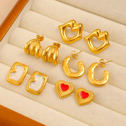 Boucles d'Oreilles à la Mode en Acier Inoxydable pour Femmes Boucles d'Oreilles Clous en Forme de Cœur Géométrique et de Lèvre Plaquées Or Bijoux de Banlieue Rétro Légers