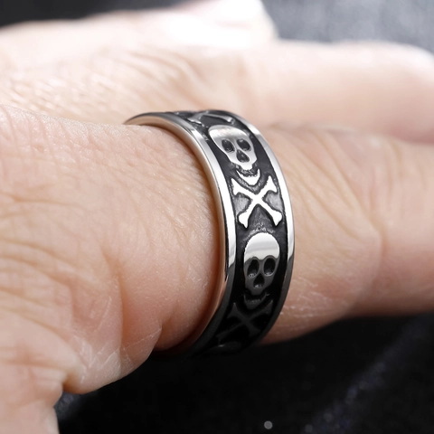 Gothic Stainless Steel Skull And Crossbones Relief Ring Vintage Punk Rock Band Ring For Men Women Fashion Jewelry Gift