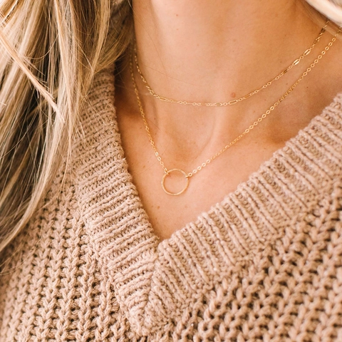 Collana a Strati Moderna in Acciaio Inossidabile per Donna Ciondolo Rotondo Martellato Doppia Catena Minimalista Oro Argento Gioielli