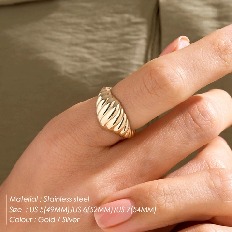 Anillo Croissant Minimalista de Acero Inoxidable Chapado en Oro de Dieciocho Quilates Vintage Twist Sarga Dome Ring Joyería
