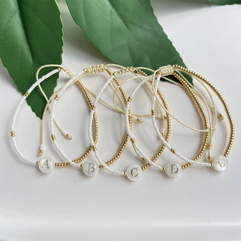 Handgemaakte Verstelbare Schelp Letter Kralen Armband Voor Dames Gouden Glaskralen Alfabet Sieraden Pols Accessoire