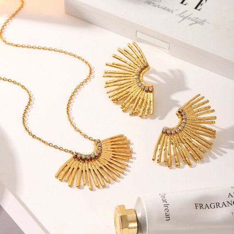 Set di Gioielli in Acciaio Inossidabile Placcato Oro 18K Con Collana e Orecchini a Ventaglio Radiante in Zirconia per Donna Festa