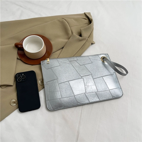 Pochette Femme en Simili Cuir Patchwork Géométrique Sac Enveloppe Métallique avec Dragonne pour Fête Quotidienne Grande Capacité