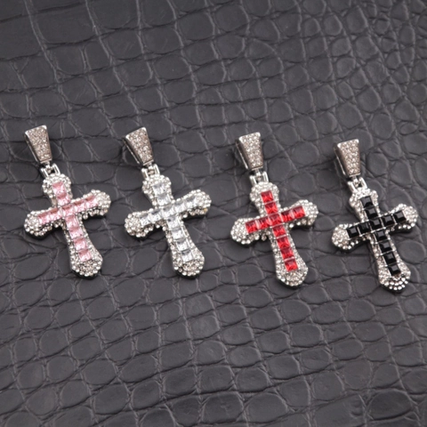 Ciondolo a Croce Gotica Hip Hop in Lega con Intarsio di Zirconia Cubica Quadrata e Strass Gioielli per Feste Unisex