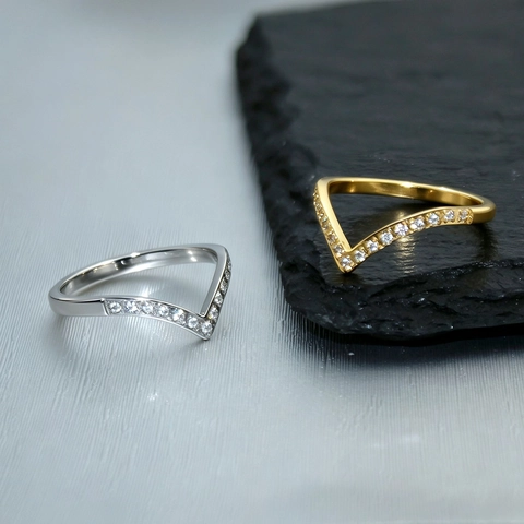 Anello A Forma Di V Acciaio Inossidabile Minimalista Zirconi Placcato Oro Gioielli Per Donne