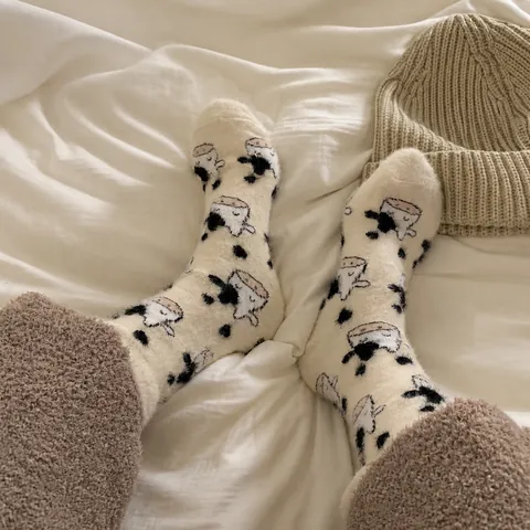Women Fuzzy Wool Blend Crew Socks Cow Print Thick Warm Winter Sleep Socks Cozy Coral Fleece Floor Socks Japanese Style