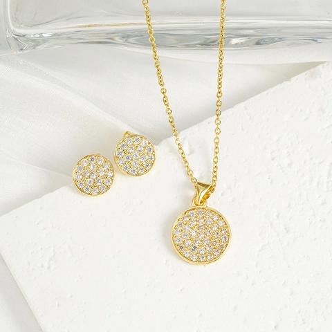 Collier Avec Pendentif Médaillon Rond En Cuivre Plaqué Or Et Boucles d'Oreilles Clous Pour Femmes Bijoux En Zirconium Pavé