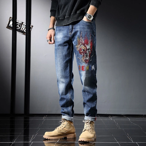 Jeans Streetwear da Uomo Ricamo Drago Slim Fit Vita Media Lavati Blu Pantaloni Denim per Uomo Moda Hip Hop Denim