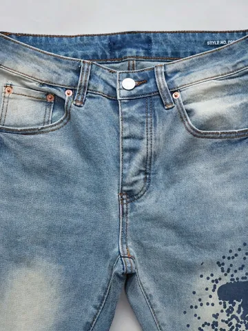 Jean Homme Style Urbain Coupe Ajustée Bleu Clair Délavé Effet Usé avec Imprimé Éclaboussures et Lettres Pantalon Crayon Décontracté