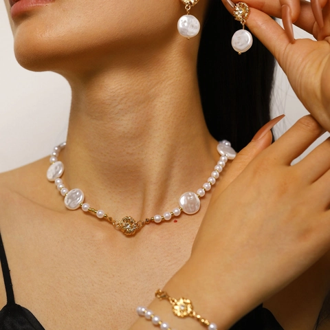 Set di Gioielli con Perle Artificiali Irregolari Barocche Lega Strass Floreale Collana Braccialetto Orecchini a Bottone Donna