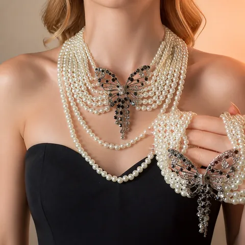 Collier Multirang en Perles Artificielles Vintage Français Pendentif Papillon Ajouré en Strass Bijoux Élégants pour Femmes
