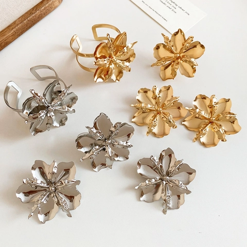 Set di Gioielli in Metallo con Fiori Lucidi Esagerati per Donna Stile Europeo Americano Bracciale a Polsino Floreale 3D Anello Aperto Orecchini a Bottone Set Oro Argento Placcato Accessori Moda
