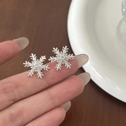 Elegantes Pendientes de Botón de Copo de Nieve de Aleación de Cobre Con Micro Zirconia Incrustada Joyería de Estilo Navideño de Invierno para Mujer Tono Plateado