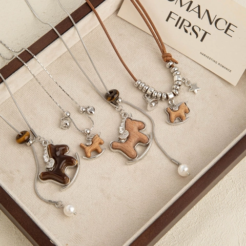 Vintage Edelstahl Schaukelpferd Anhänger Halskette Holz Kupferlegierung Strass Künstliche Perle Lange Pulloverkette Für Damen