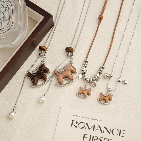 Vintage Edelstahl Schaukelpferd Anhänger Halskette Holz Kupferlegierung Strass Künstliche Perle Lange Pulloverkette Für Damen