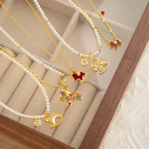 Vintage Copper Alloy Zirconia Horse Pendant Necklace For Women Elegant Artificial Pearl Chain Red Enamel Dog Sweater Chain Jewelry Accessory Gift