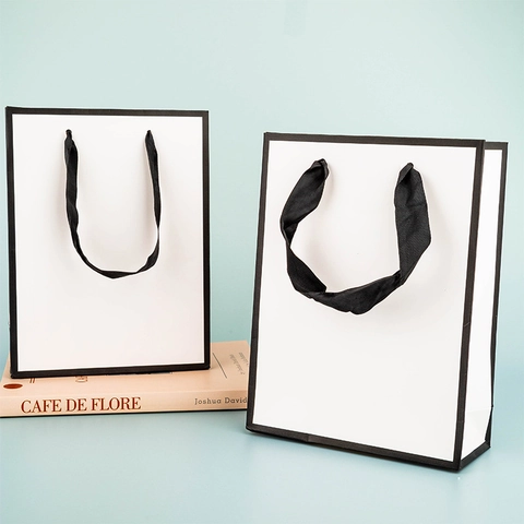 Minimalistische Weiße Papiertüte Mit Schwarzem Rand Bandgriff Elegante Tragetasche Für Schmuck Kosmetik Kleidung Geschenkverpackung Hochzeit Party