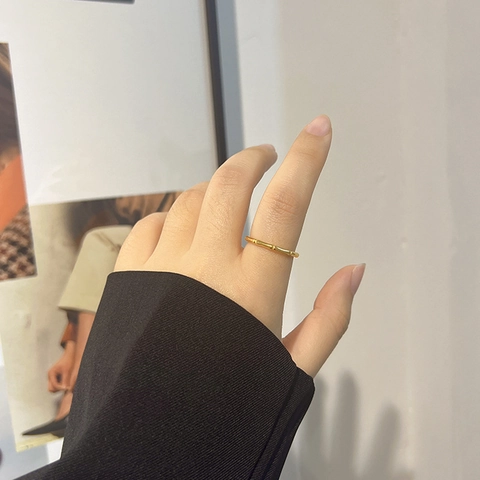 Anello Minimalista in Acciaio al Titanio Placcato Oro con Nodo di Bambù per Donna Gioielli Geometrici Semplici Accessorio Quotidiano