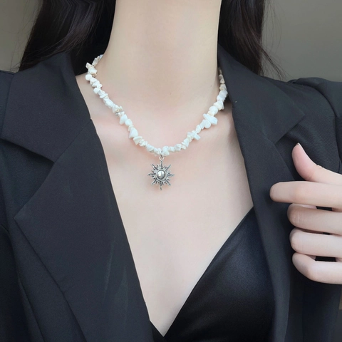 Collana con Pendente a Sole Vintage Bohémien Girocollo in Perline di Pietra Naturale Bianca Irregolare Gioielli Fatti a Mano Stile Etnico per Donna Uomo