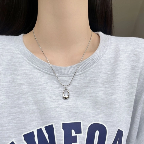 Collana con Ciondolo a Goccia Cava in Acciaio al Titanio Minimalista per Donna Forma Organica Metallo Liquido Catena a Serpente Argento