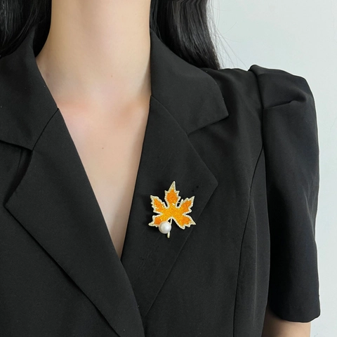 Broche de Hoja de Arce con Zirconia y Perla Artificial de Lujo Cobre Bañado en Oro Cristal Joyería de Moda para Mujer