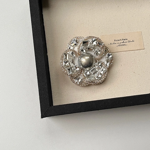 Spilla a Fiore di Camelia Vintage Elegante Strass Zirconia Intarsiata Perla Artificial Grigia Perno Tonalità Argento Gioielli di Moda