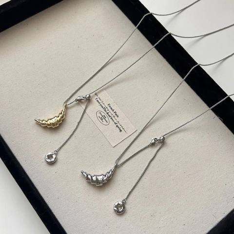 Collana Lunga da Donna in Acciaio al Titanio con Ciondolo a Croissant Regolabile a Trazione Stile Francese Chic Gioielli