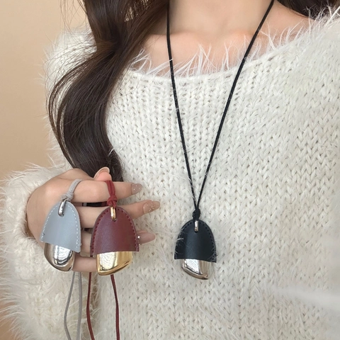 Minimalistische Leder Kupferlegierung Geometrische Anhänger Lange Pulloverkette Halskette Für Damen Vintage Gemischtes Material Modeschmuck