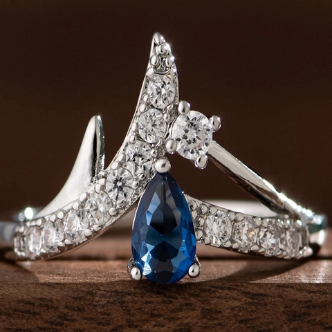 Vintage Crown V-Shaped Copper Ring For Women Elegant Water Drop Pear Cut Inlaid Rhinestone Wedding Party Fashion Finger Jewelry