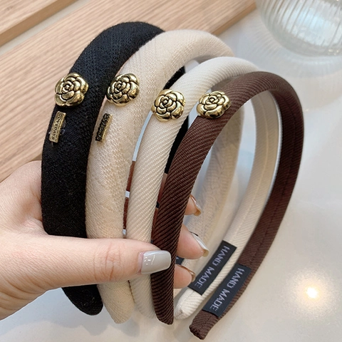 Eleganter Stoffumwickelter Haarreif Für Damen Mit Goldfarbenem Kamelien-Metalldekor Vintage Korean Style Haarschmuck
