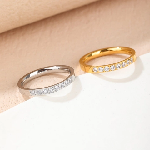 Anillo de Circón de Acero de Titanio Minimalista Chapado en Oro 18K Anillo de Diamantes Brillantes de Medio Círculo Mujer