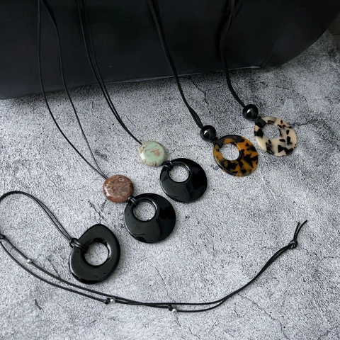 Retro Geometric Round Pendant Necklace For Women Resin Obsidian Long Sweater Chain Minimalist Black Leopard Print Jewelry